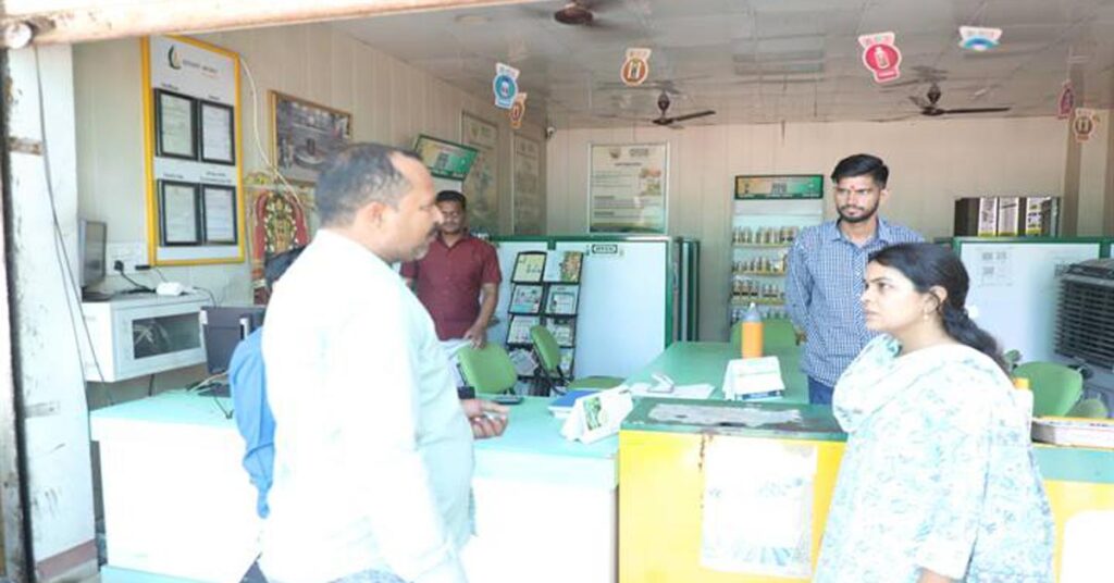शाजापुर कलेक्टर ने उर्वरक वितरण केंद्रों का किया निरीक्षण