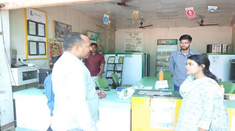 शाजापुर कलेक्टर ने उर्वरक वितरण केंद्रों का किया निरीक्षण