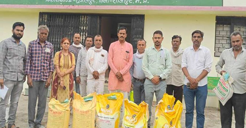 शाजापुर में विभागीय योजना अंतर्गत बीज वितरण किया
