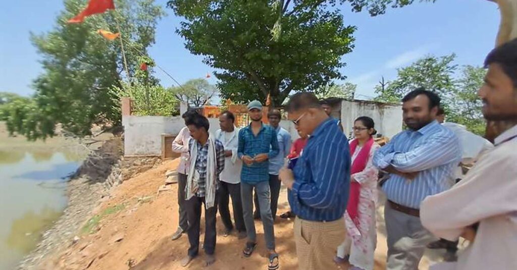 टीकमगढ़ : मछलियों की मृत्यु के कारणों की जांच हेतु पहुंची संयुक्त टीम