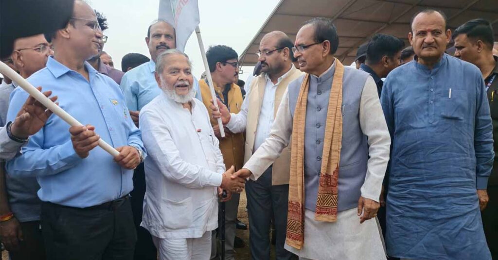 केंद्रीय कृषि मंत्री शिवराज सिंह चौहान ने धानुका एग्रीटेक की ऑडियो वैनों को हरी झंडी दिखाकर रवाना किया