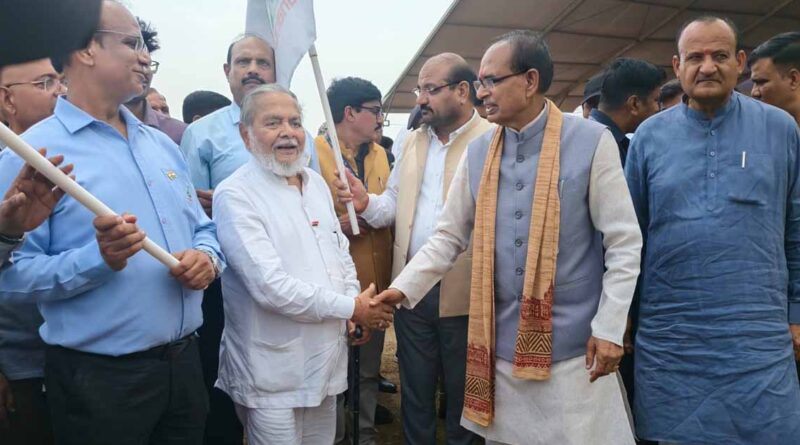 केंद्रीय कृषि मंत्री शिवराज सिंह चौहान ने धानुका एग्रीटेक की ऑडियो वैनों को हरी झंडी दिखाकर रवाना किया