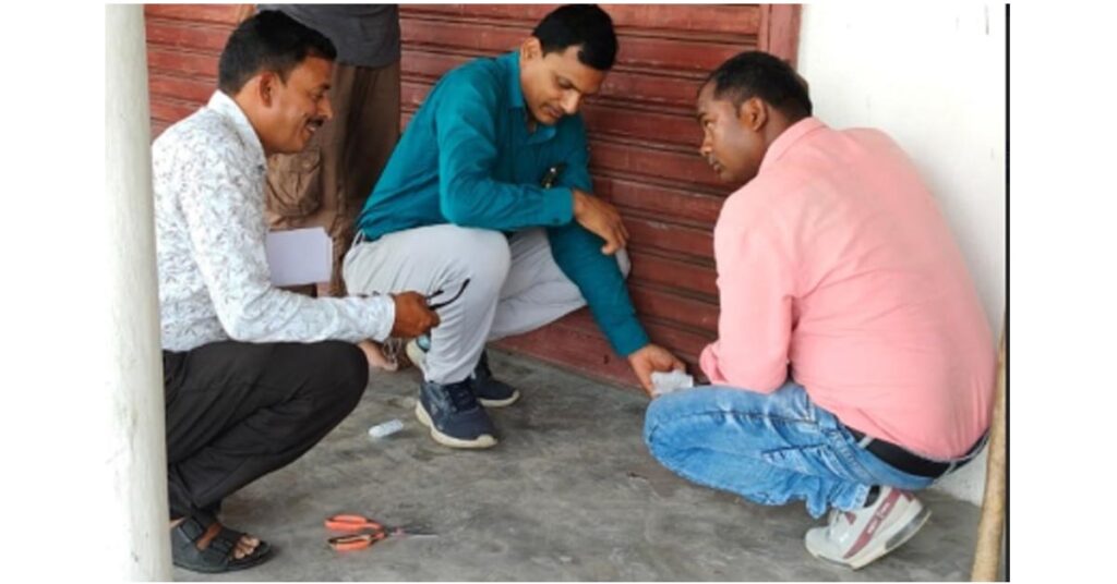 रायगढ़ में खाद की कालाबाजारी का पर्दाफाश, 750 की बोरी 1800 रुपये में बेचते पकड़े गए व्यापारी; 74 बोरी जब्त