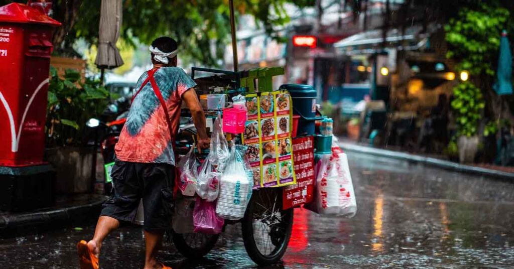 IMD Weather Update: देशभर में मानसून ने पकड़ी रफ्तार, केरल-कर्नाटक में बारिश का रेड अलर्ट; उत्तर भारत में आंधी-तूफान की दस्तक