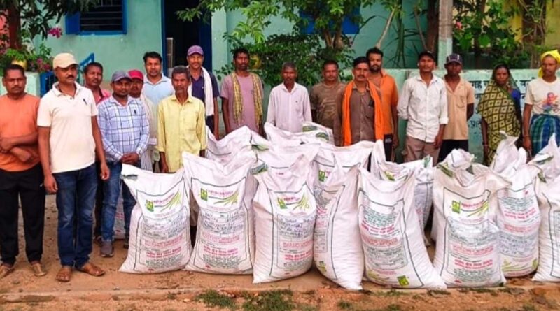 रायपुर: तिलहनी फसलों का उत्पादन बढ़ाने की तैयारी, किसानों को बांटे गए उन्नत मूंगफली बीज