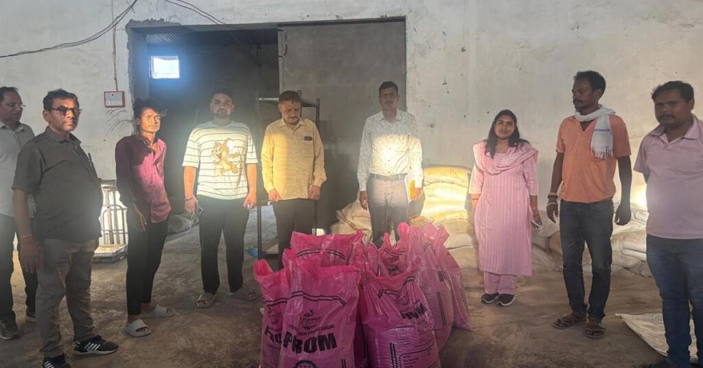 रायपुर: कृषि विभाग की बड़ी कार्रवाई, उड़ीसा प्रिंट वाली 550 किलो उर्वरक जब्त