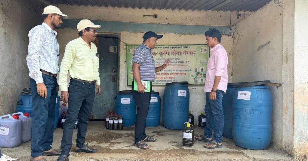 रायपुर: दंतेवाड़ा में प्राकृतिक खेती को बढ़ावा, किसानों को वितरित किए गए ब्रह्मास्त्र और जीवामृत मछली टॉनिक