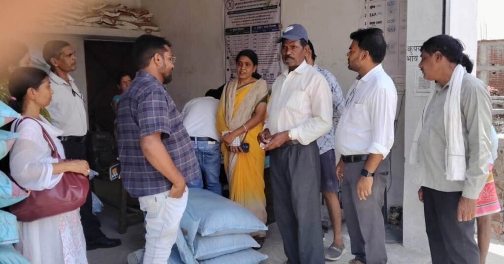 रायपुर: खाद की कालाबाजारी पर कृषि विभाग का बड़ा एक्शन, दो दुकानों पर छापा; 38 टन से अधिक उर्वरक जब्त