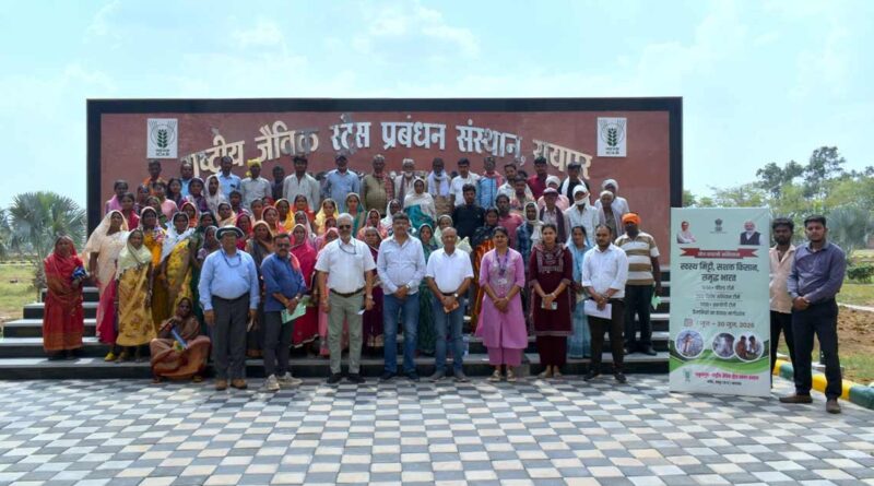 रायपुर: खेत बचाओ अभियान के तहत एनआईबीएसएम ने किसानों को सिखाई हरी खाद तकनीक, टिकाऊ खेती पर दिया जोर