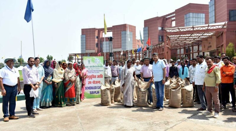रायपुर: खरीफ सीजन से पहले किसानों को बड़ी सौगात, ICAR-NIBSM ने 170 से अधिक किसानों को बांटे उन्नत धान बीज