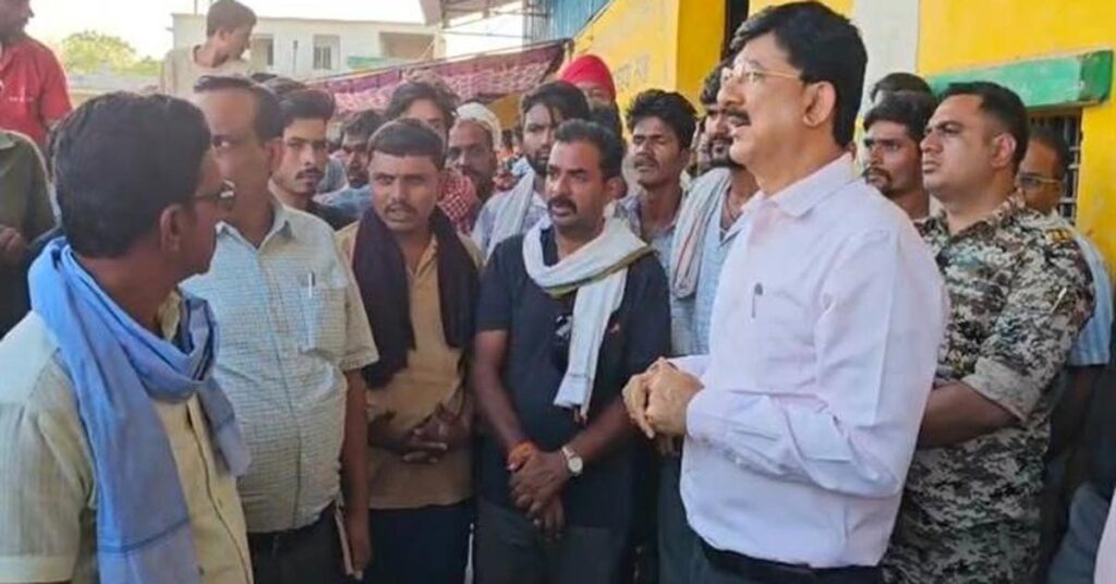 खाद वितरण केंद्र का गुना कलेक्टर ने किया निरीक्षण, किसानों से लिया फीडबैक; बढ़ेंगे वितरण केंद्र