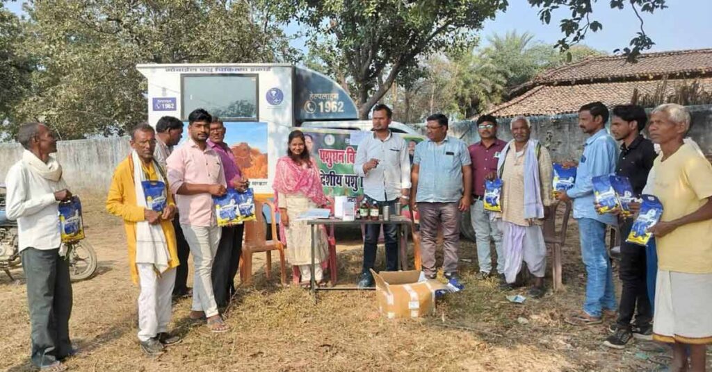 रायपुर: एक कॉल पर घर पहुंच रही पशु चिकित्सा टीम, पशुपालकों के लिए वरदान बनी 1962 हेल्पलाइन