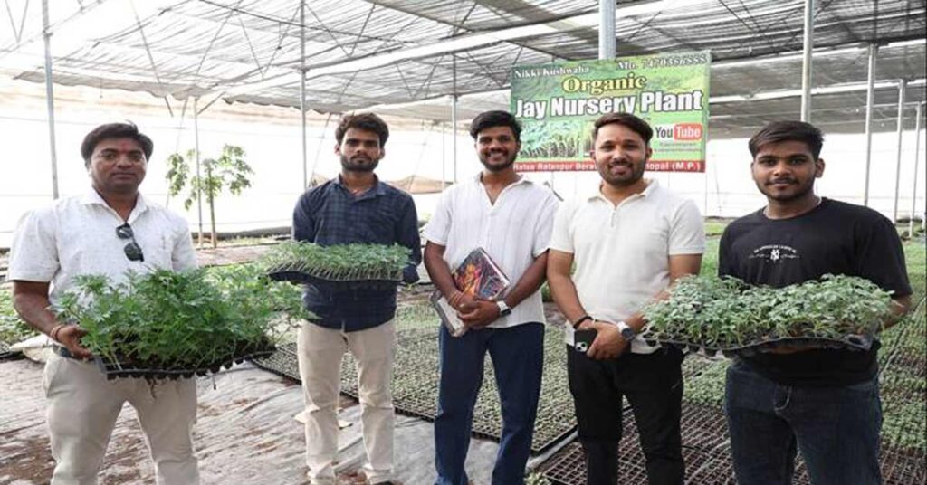 10 हजार पौधों से शुरू हुई नर्सरी, आज हर महीने तैयार हो रहे 15 लाख पौधे; किसान भाइयों की सफलता बनी मिसाल