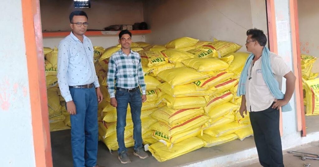 रायपुर: बेमेतरा में अवैध उर्वरक भंडारण पर बड़ी कार्रवाई, 585 बोरी जब्त कर गोदाम सील