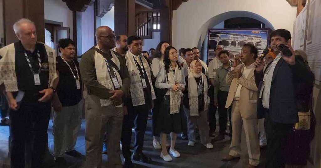 विदेशी मेहमानों ने होलकर राज में कम्पोस्ट विधि से तैयार ऑर्गेनिक खेती के बारे में जाना