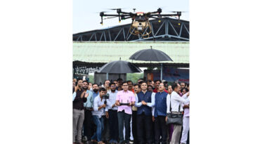 छत्तीसगढ़ के किसानों को बड़ी सौगात: अब ड्रोन से होगा खाद और कीटनाशकों का छिड़काव, 5 समितियों में शुरू हुई सुविधा