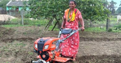 हल-बैल छोड़ महिला किसान ने अपनाई आधुनिक तकनीक, पावर टिलर से आसान हुई खेती; बढ़ी आमदनी और आत्मविश्वास