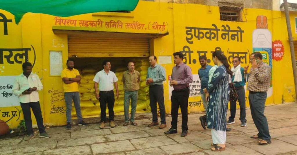 छिंदवाड़ा के उप संचालक कृषि ने किया डबल लॉक केंद्रों का निरीक्षण