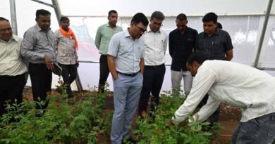 इंदौर संभागायुक्त ने धार जिले में आधुनिक उद्यानिकी एवं संरक्षित खेती का किया निरीक्षण