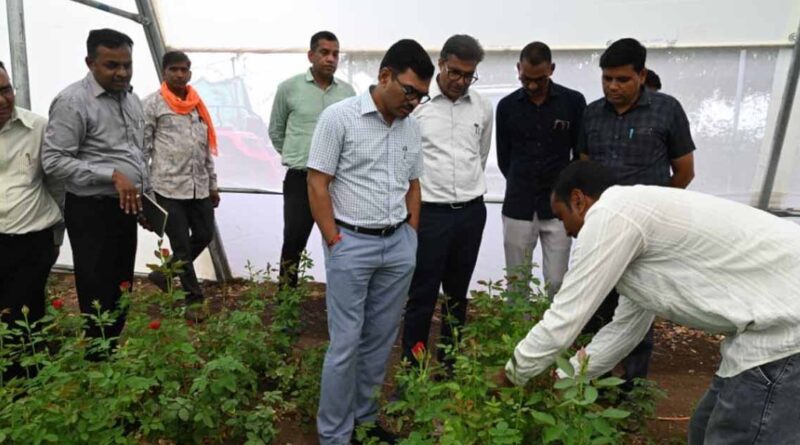 इंदौर संभागायुक्त ने धार जिले में आधुनिक उद्यानिकी एवं संरक्षित खेती का किया निरीक्षण