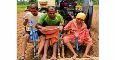 छत्तीसगढ़ के किसान का कमाल! जुगाड़ तकनीक से बनाया सीड ड्रिल, अब आसान हुई मूंगफली की बुवाई  