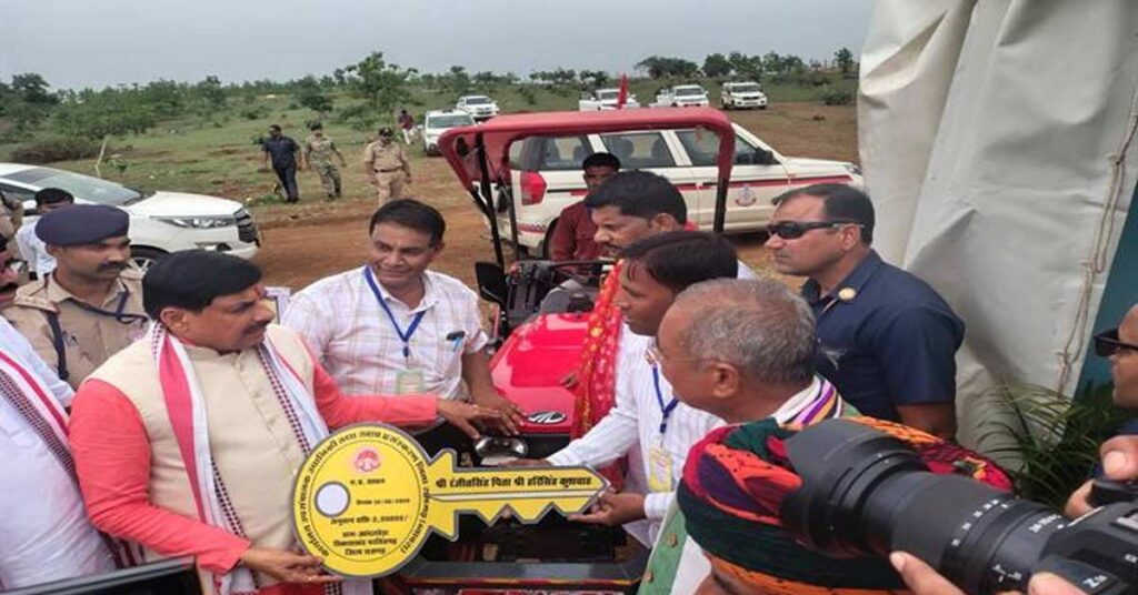 अब खेती होगी आसान! MIDH योजना के तहत किसान को मिला 20 हॉर्स पावर ट्रैक्टर, लागत होगी कम और बढ़ेगी आय