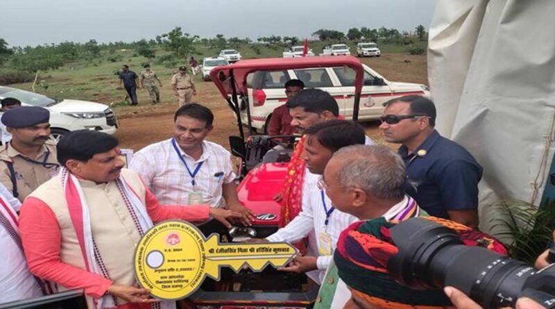 अब खेती होगी आसान! MIDH योजना के तहत किसान को मिला 20 हॉर्स पावर ट्रैक्टर, लागत होगी कम और बढ़ेगी आय