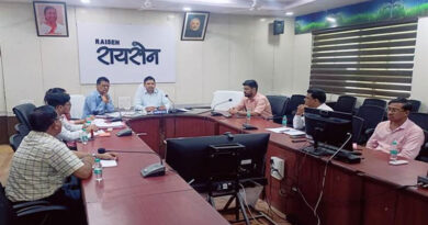 फार्मर रजिस्ट्री सहित राजस्व प्रकरणों के निराकरण में लाएं तेज़ी - कलेक्टर रायसेन