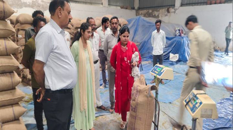 सागर: अधिकारियों ने खाद केंद्रों और मूंग खरीदी केंद्र का किया निरीक्षण