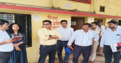 बैरसिया मंडी में अचानक पहुंचे कुमार पुरुषोत्तम, किसानों से संवाद कर जानी समस्याएं और व्यवस्थाओं का लिया जायजा  