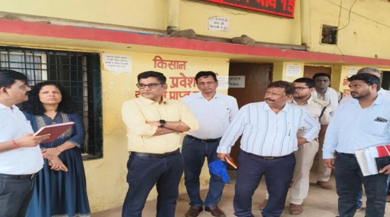 बैरसिया मंडी में अचानक पहुंचे कुमार पुरुषोत्तम, किसानों से संवाद कर जानी समस्याएं और व्यवस्थाओं का लिया जायजा  