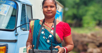 छत्तीसगढ़: बालोद की चित्ररेखा बनीं ‘ड्रोन दीदी’, खेतों में नैनो उर्वरक का छिड़काव कर हासिल की आर्थिक आत्मनिर्भरता