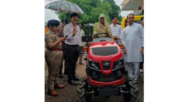 महिला किसान को मिला ₹4.90 लाख का मिनी ट्रैक्टर, सरकार ने दिया 50% अनुदान; खेती होगी आसान