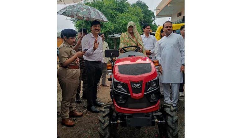महिला किसान को मिला ₹4.90 लाख का मिनी ट्रैक्टर, सरकार ने दिया 50% अनुदान; खेती होगी आसान