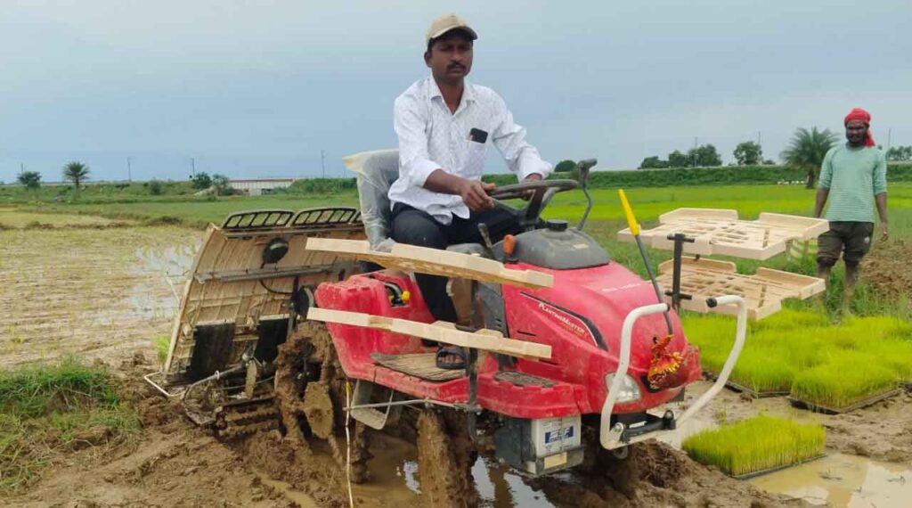मशीन से धान रोपाई कर किसान ने बचाए हजारों रुपये, प्रति एकड़ लागत 8 हजार से घटकर 2.5 हजार रुपये हुई