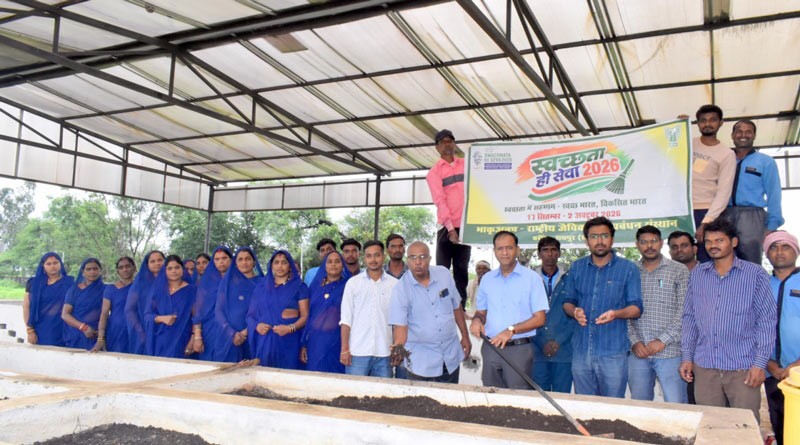 रायपुर: जैविक कचरे से बनेगी खाद, ग्रामीणों को कम्पोस्टिंग और वर्मी कम्पोस्टिंग की दी जानकारी