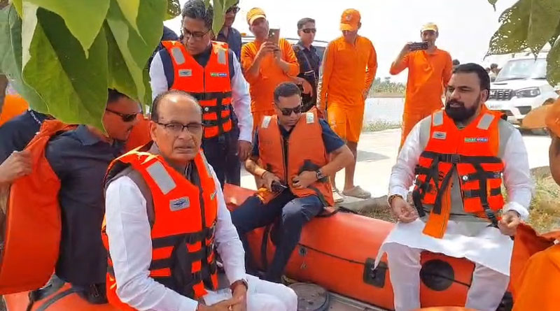 बिहार में बाढ़ प्रभावित इलाकों में पहुंचे मंत्री शिवराज सिंह, किसानों से मिलकर फसल नुकसान का लिया जायजा