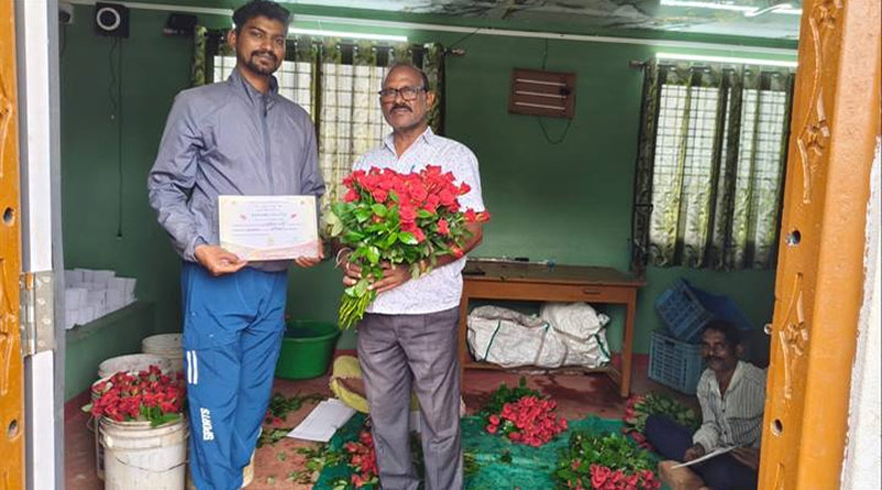 पांढुर्ना: पॉलीहाउस में गुलाब उगाकर मालामाल हुईं अनिता, अब रोजाना हो रही ₹4,000-4,500 की कमाई