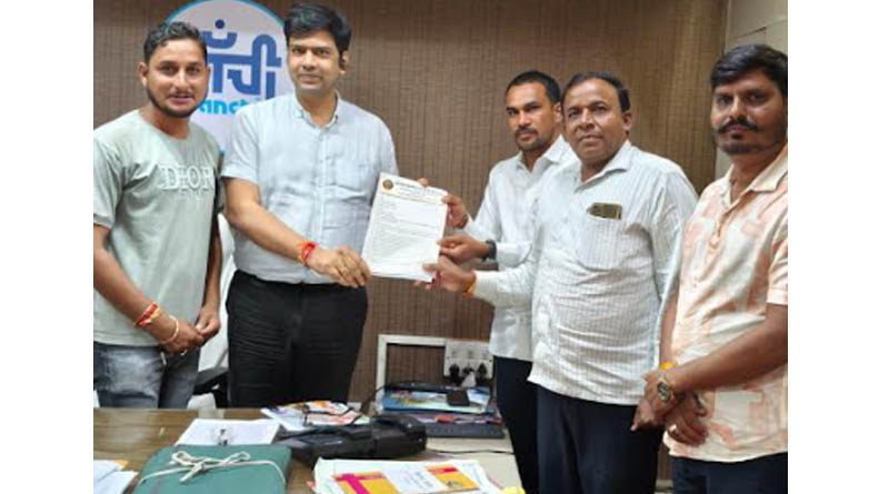 इंदौर: सांची दुग्ध संघ के सीईओ को मुख्यमंत्री के नाम ज्ञापन सौंपा