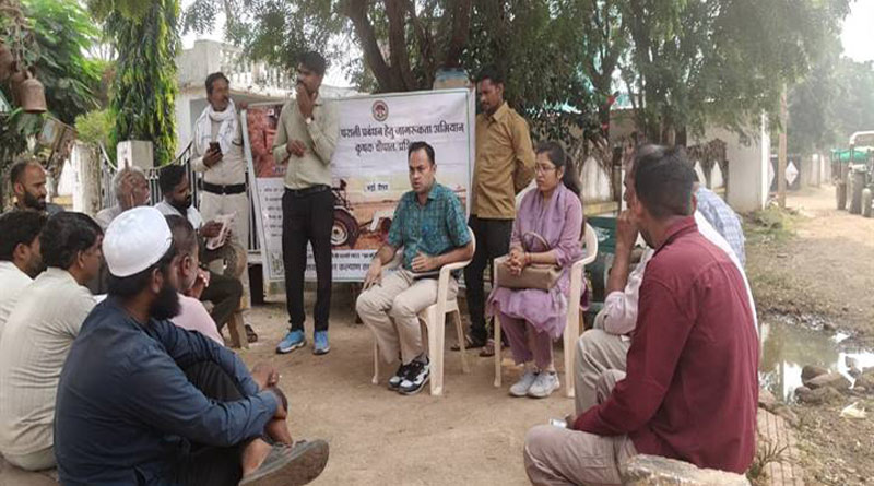 गुना : ग्राम चौपाल में कृषकों को नरवाई न जलाने का दिया संदेश