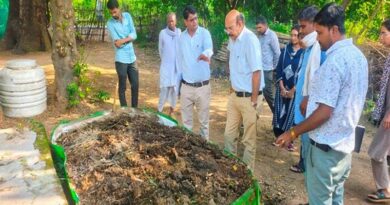 टीकमगढ़: किसान बालचंद अहिरवार के खेत पहुंचे प्रधानमंत्री धन-धान्य योजना के नोडल अधिकारी, प्राकृतिक खेती के नवाचारों को सराहा  
