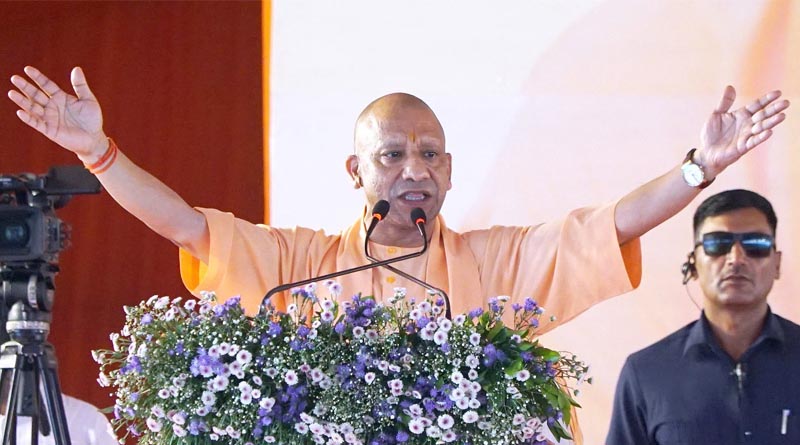 यूपी में बाढ़-ओलावृष्टि पीड़ित 9 लाख किसानों को मिले 493 करोड़ रुपये, गोरखपुर में योगी ने बांटी राशि